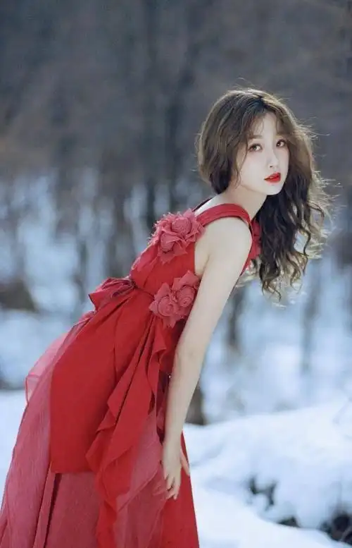 虞书欣富家千金营业照,穿吊带裙搭红色长靴,鬼马吐舌超可爱