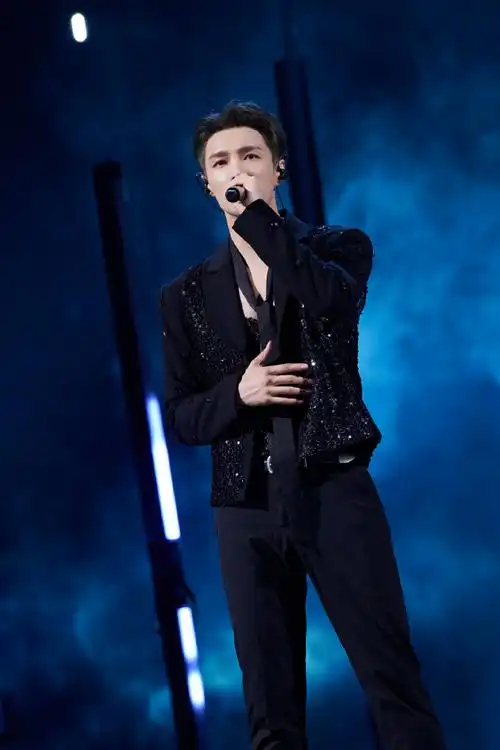 张艺兴四季惊喜夜#舞台热烈,紫海温柔.