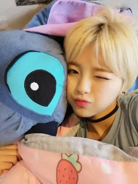 有网友曝出杨超越的旧照,原来锦鲤妹子以前长这样.