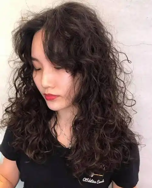 满头卷烫发,这个秋冬依然很流行_羊毛_齐刘海_女生