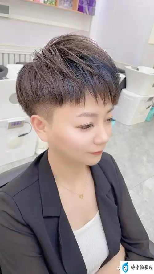 最近很火的剪短发(最火的短发发型图片)-知得星座网