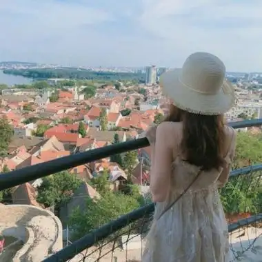 女生剪刀手背影头像高清青春阳光的唯美女生头像背影举剪刀手图