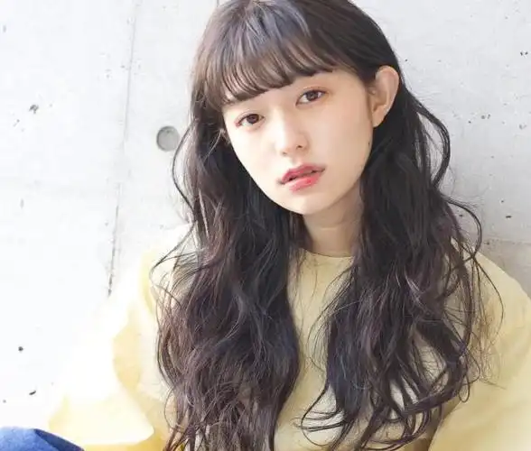 圆脸女孩拒绝齐刘海,大波浪也很显胖,这几款发型显瘦又洋气!