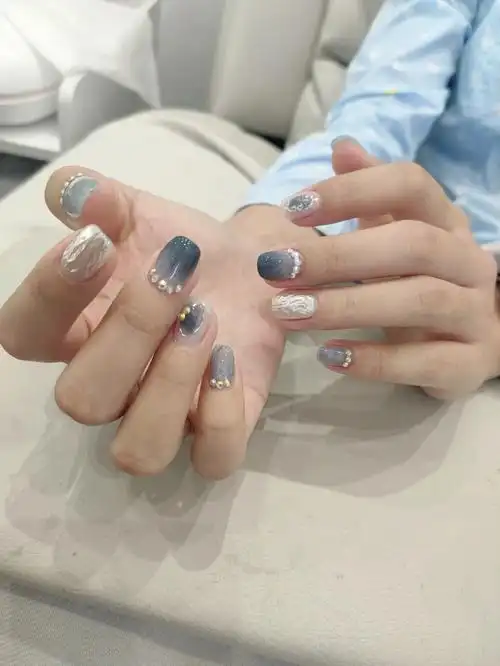 雾霾蓝显白美甲