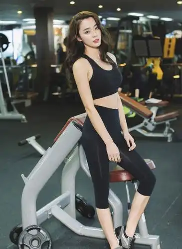 近日,女星张梦露一组性感健身照曝光,翘臀美腿身姿姣好.