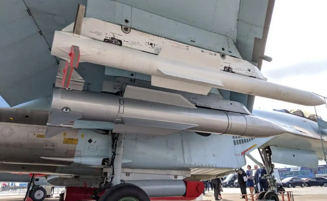 【歼-16挂的是霹雳-17超远程巨型空空导弹?