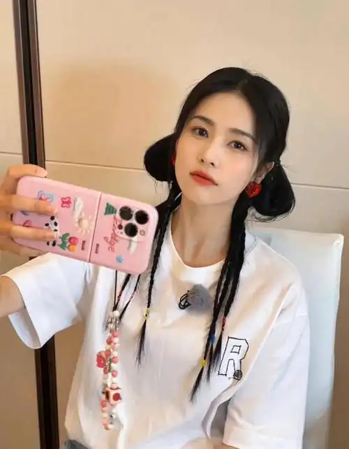 李一桐1990年,李一桐出生在山东省济南市,在她10岁的那年,她的舅妈就