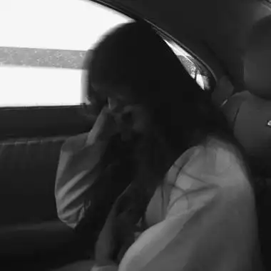 伤感高冷真人黑白女生头像