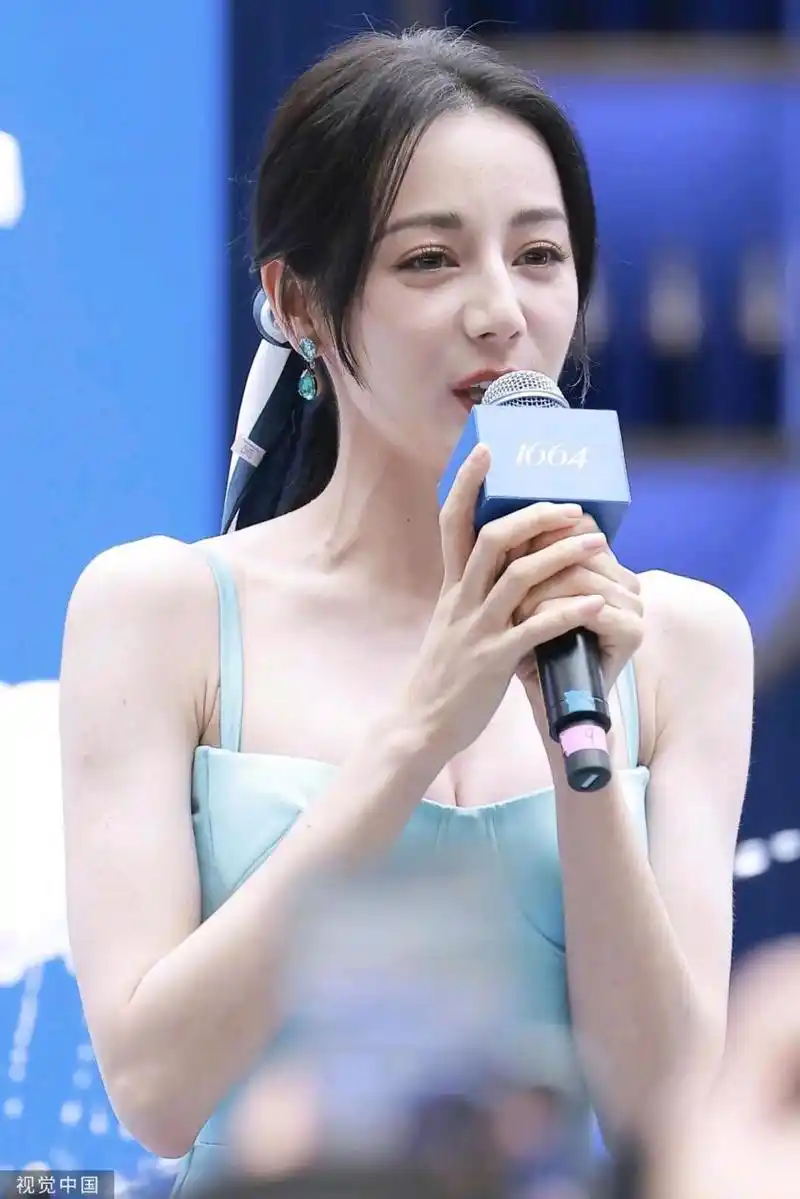 迪丽热巴有一个习惯,每次穿低胸礼服的时候,总是忍不住用手去遮挡.