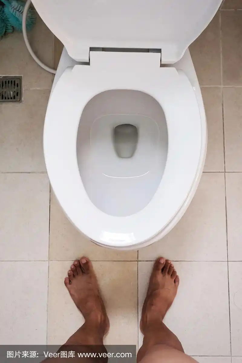 俯视图,光脚站着的厕所