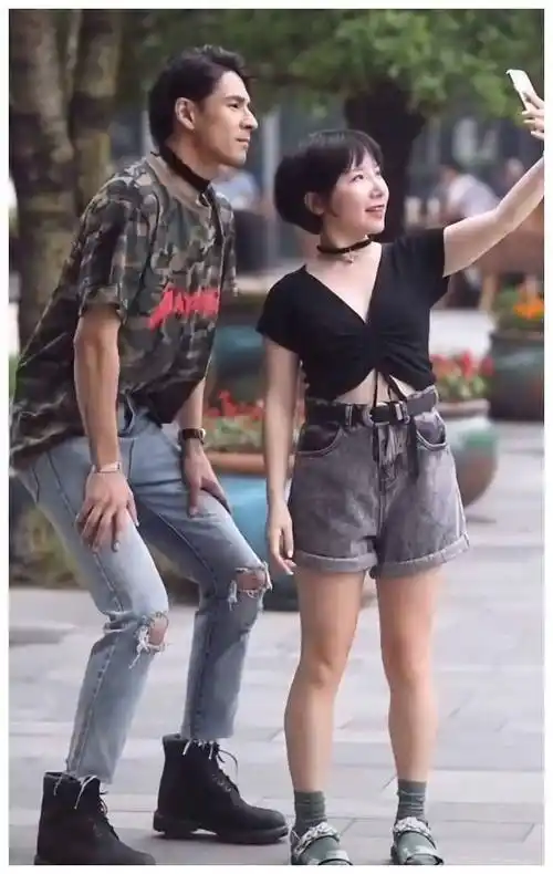 原创1米5的小姐姐找了1米8的男友看到她的搭配终于知道原因