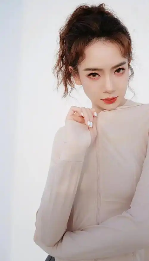 戚薇短裙美照来了