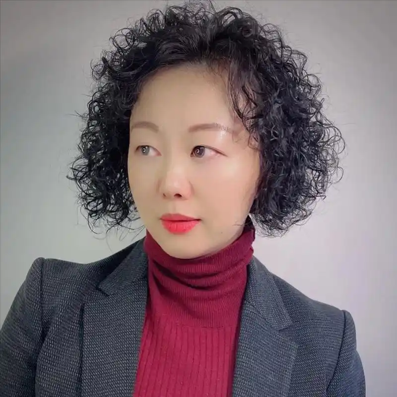 60岁女人烫什么发型好看?这几款时髦洋气卷发,端庄大气又减龄