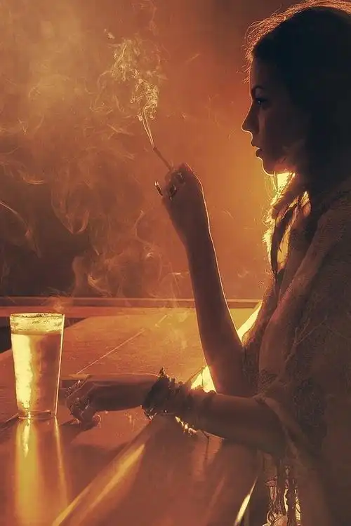 女孩在酒吧喝酒 iphone 壁纸