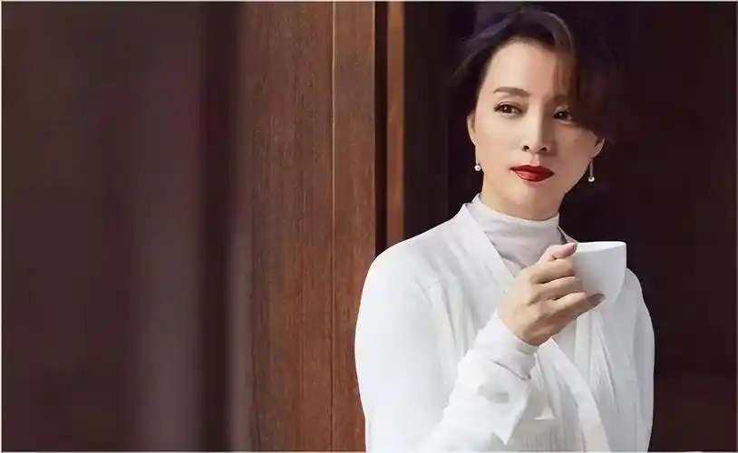 董卿梳大背头太显老,五官变化大到认不出,穿长靴配黑丝好土气_造型