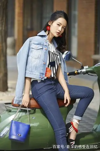 李沁搭配牛仔裤秀长腿,却被"项圈"抢镜,网友:这脖子细的过分