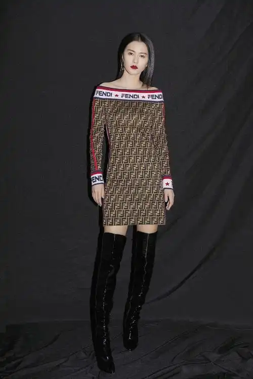 同穿一字肩紧身裙谭维维撞衫蔡依林网友身材比身高更重要