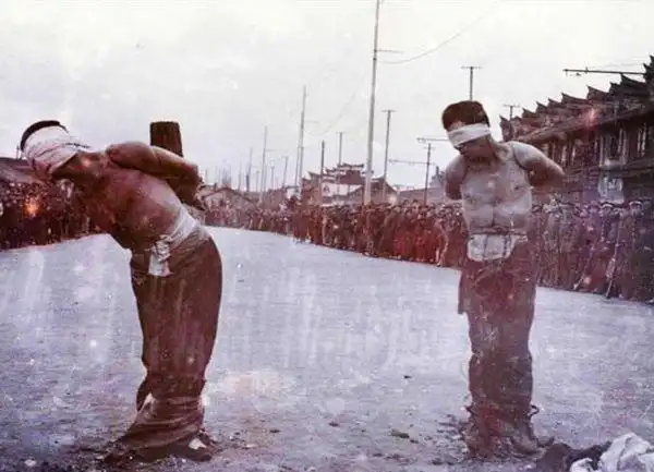 老照片,民国时期街头枪毙犯人5连拍