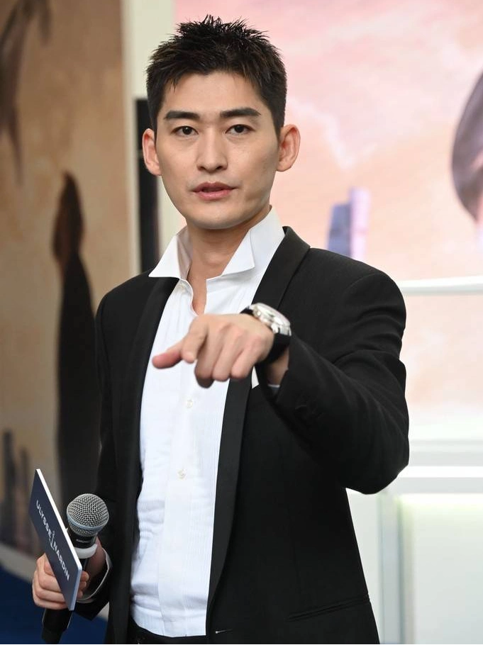 张瀚干练短发身着白衬衫搭配黑西装 帅气干练