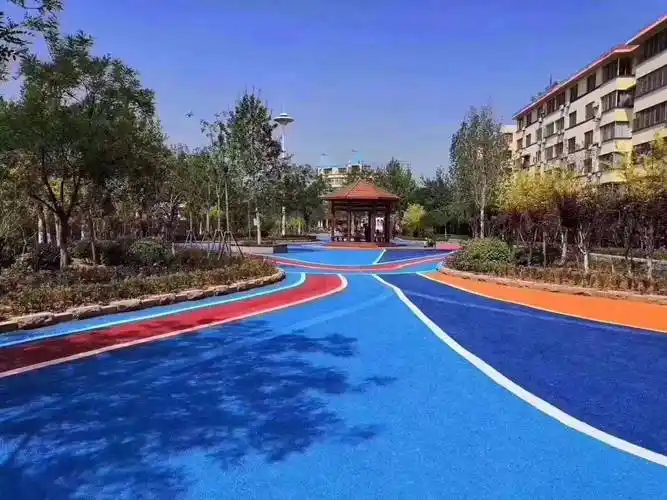 武汉现在好多公园小区的路面都在搞翻新武汉沥青改色施工后让武汉焕然