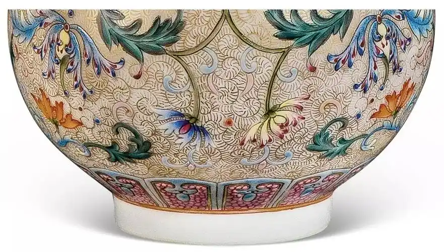 乾隆珐琅彩描金缠枝莲纹蒜头瓶