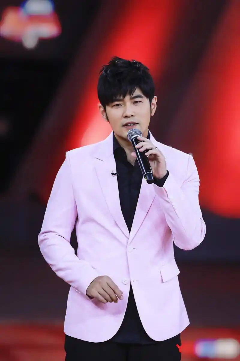 昆凌短发,周杰伦留言. 周杰伦评论昆凌:小姐,一个人吗?