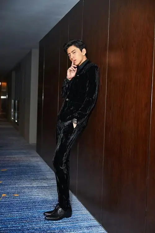 王大陆时尚装扮尽显绅士风范 收菜头凤梨好彩头