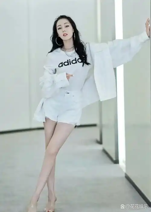 迪丽热巴身穿白色短袖短裤外搭同色系外套,这肤白貌美大长腿谁不爱看
