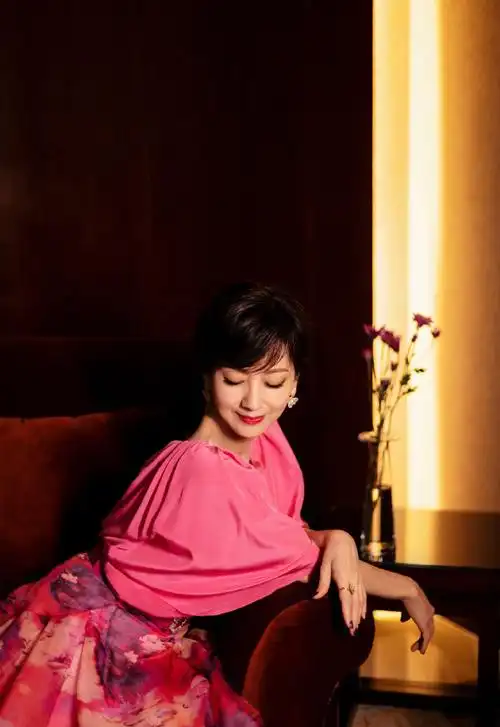 赵雅芝蝴蝶耳坠红裙优雅写真图片57