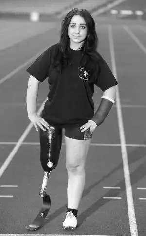 15岁独腿姑娘要把唯一的腿锯掉想跟刀锋战士一样快