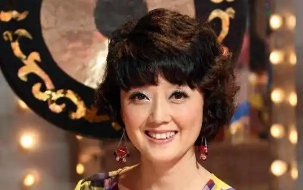 惊爆!富豪寿宴惩罚48岁倪琳,她如今只领四千元工资!