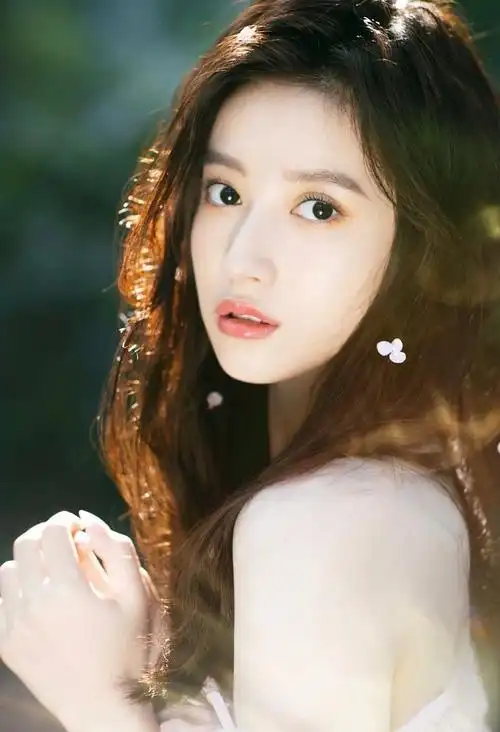 00后中国内地女歌手,演员胡嘉欣