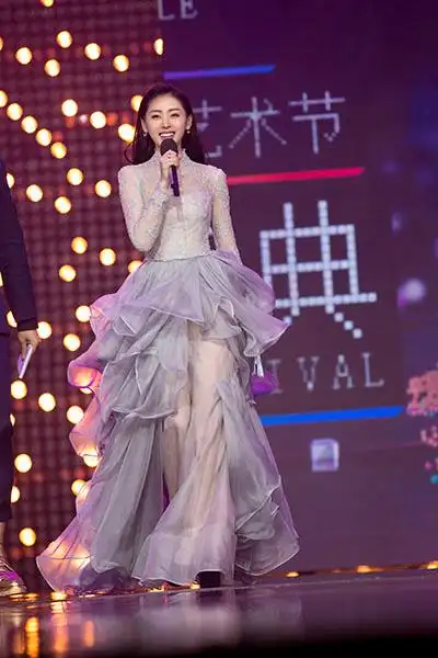 张天爱金鹰节跨界主持获赞 化身霸道总裁舞动神曲