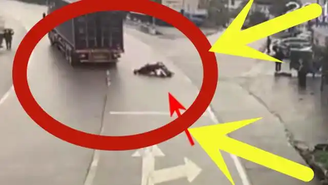 电车男飞速行驶,下一秒遭货车碾压"爆头",监控拍下惊险一幕!