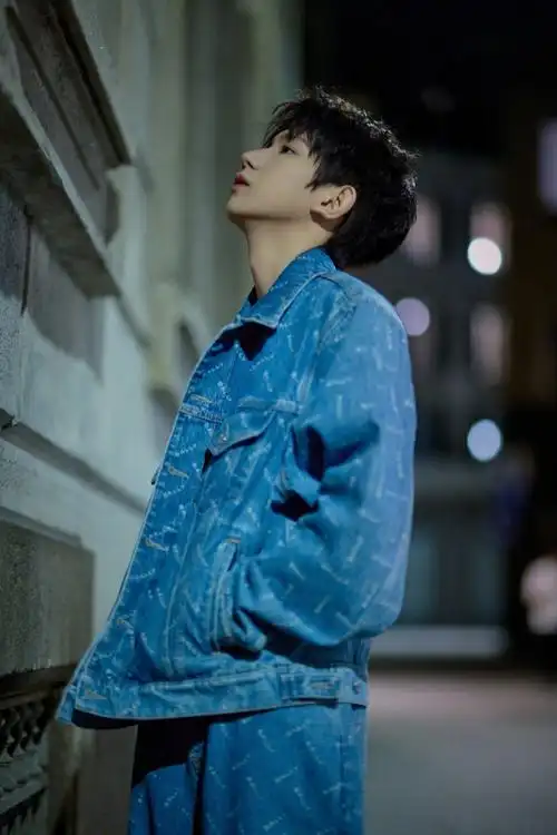 全身印花logo牛仔搭配运动鞋,斜挎棕色背包吸睛,祝看秀顺利啦#王源