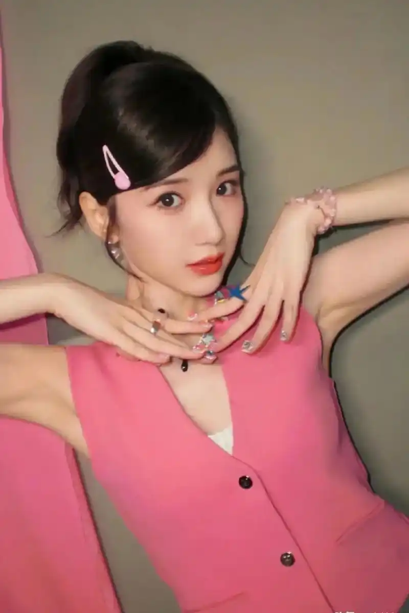 毛晓彤最新粉色小马甲配牛仔裤很有气质甜美小姐姐真漂亮,米奇装扮