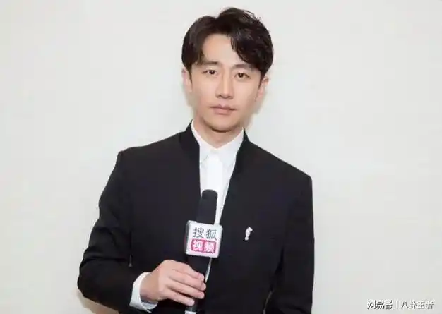 蒋雯丽已哭晕!黄轩携圈外女友与朋友聚餐,甜蜜搂腰已结婚同居