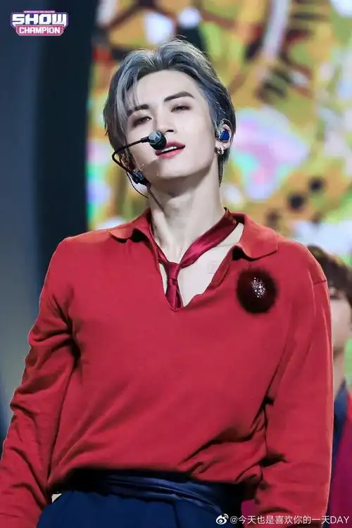 我今天b站突然看到pentagon出道初一位的vlive中字