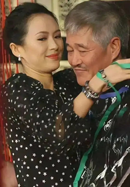 年轻的章子怡太豪放穿修身裙搭黑丝袜被赵本山贴面搂抱也不惧