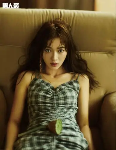 《男人装》2018年10月(吴谨言 时光淬炼的女孩)[pdf]