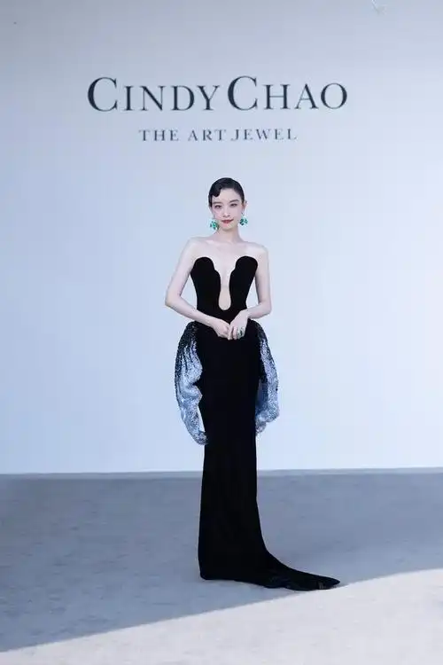 倪妮u型低胸裙十分抢镜超级性感,原图曝光依然是白到发光!