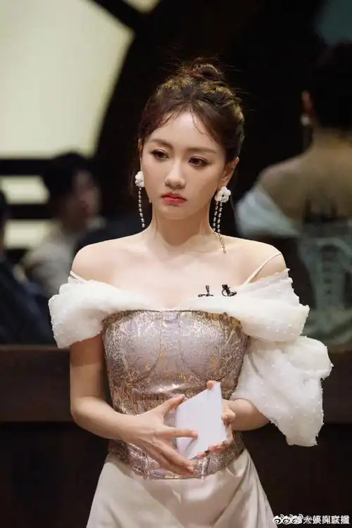 杨蓉灯泡耳环##杨蓉灯泡耳环高清剧照