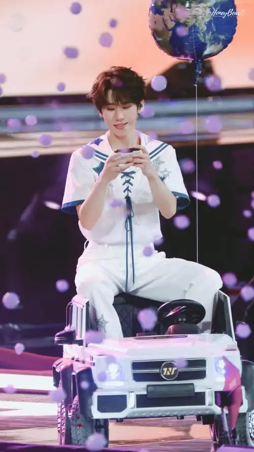 张真源背吉他打碟##张真源奔跑吧