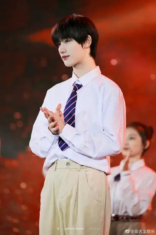 毕业照里素颜的丁程鑫穿着校服笑得好乖好可爱,证件照就显得更成熟