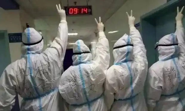 抗击疫情,写奋战在疫情一线的医护人员的背影