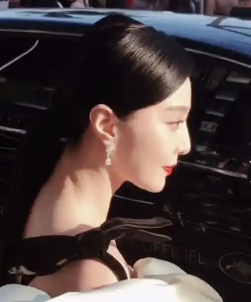 范冰冰超近距离路透图曝光皮肤好到爆表鼻子上没有黑头