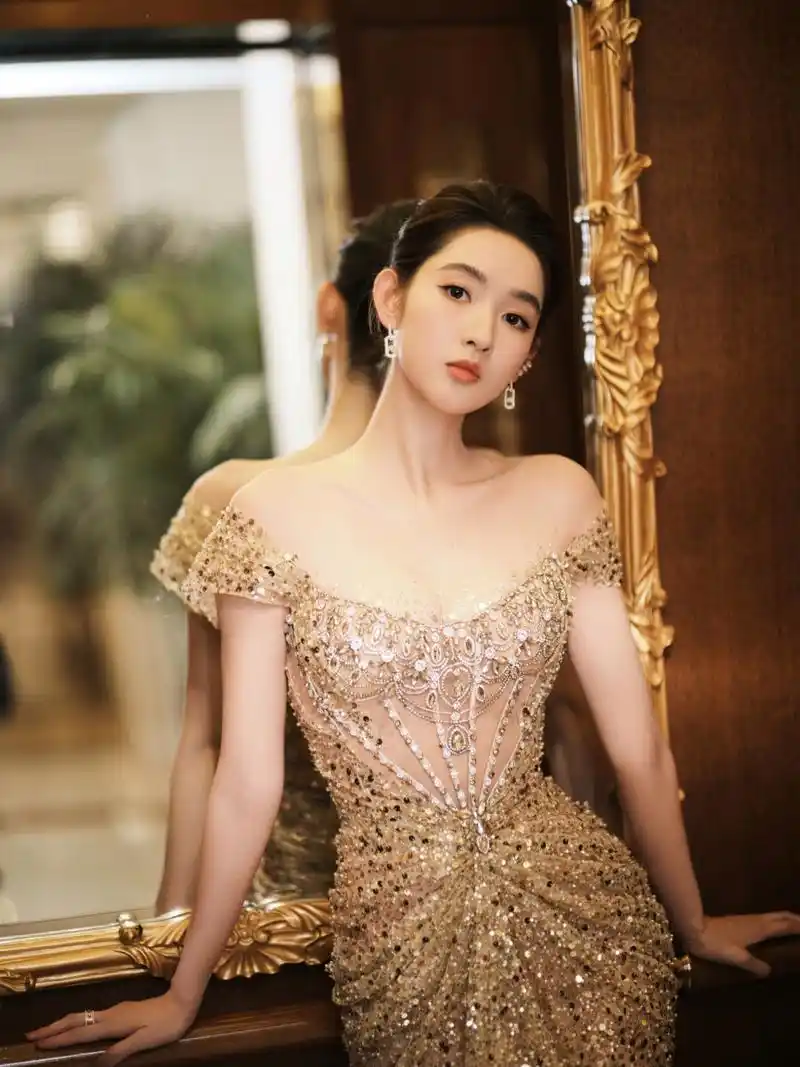 绝美瞬间!王玉雯身穿高定礼服裙,低胸设计勾勒迷人曲线,尽显女神风范!