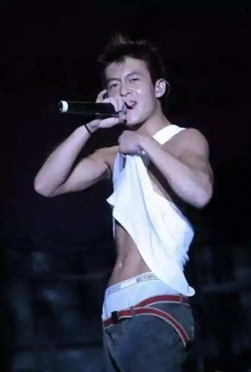 男明星穿内裤,刘恺威腹肌只剩短裤