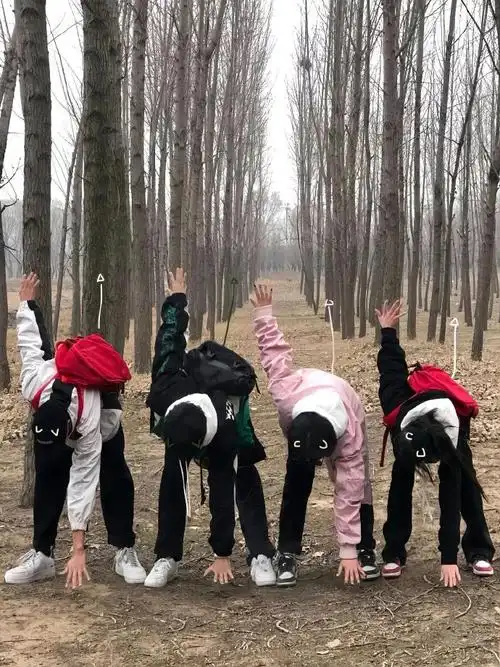 别再傻傻站成一排了!四人行拍照姿势大揭秘