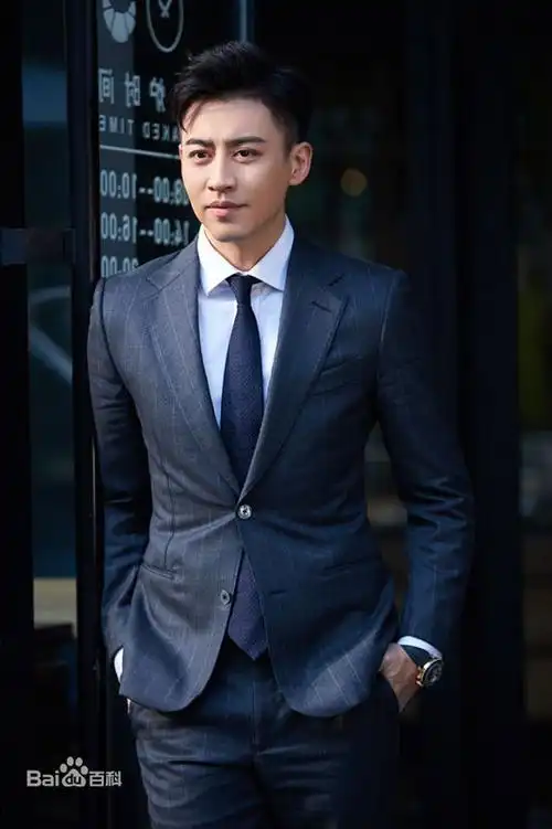 2013年,出演个人首部电视剧《神犬奇兵》 .